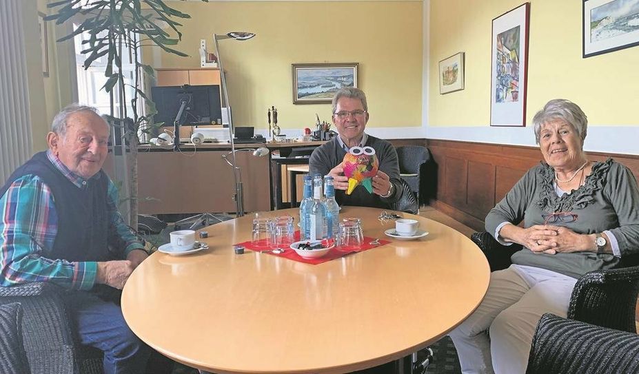 Gotthelf Wirsig, Bürgermeister Jürgen Kuck und Ingeborg Wirsig freuen sich, dass die Kinder eine Spende erhalten.