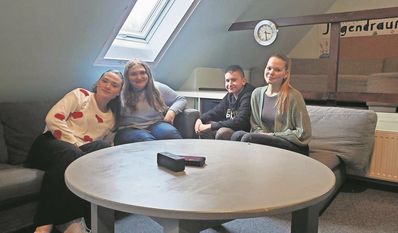 Laura, Lena, Jason und Jara freuen sich über den neu eröffneten Jugendraum.