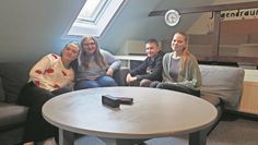 Laura, Lena, Jason und Jara freuen sich über den neu eröffneten Jugendraum.