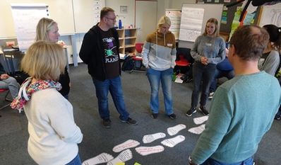 Die Kolleginnen und Kollegen beim Vorstellen einer Gruppenarbeit: Strategien zur Konfliktlösung.