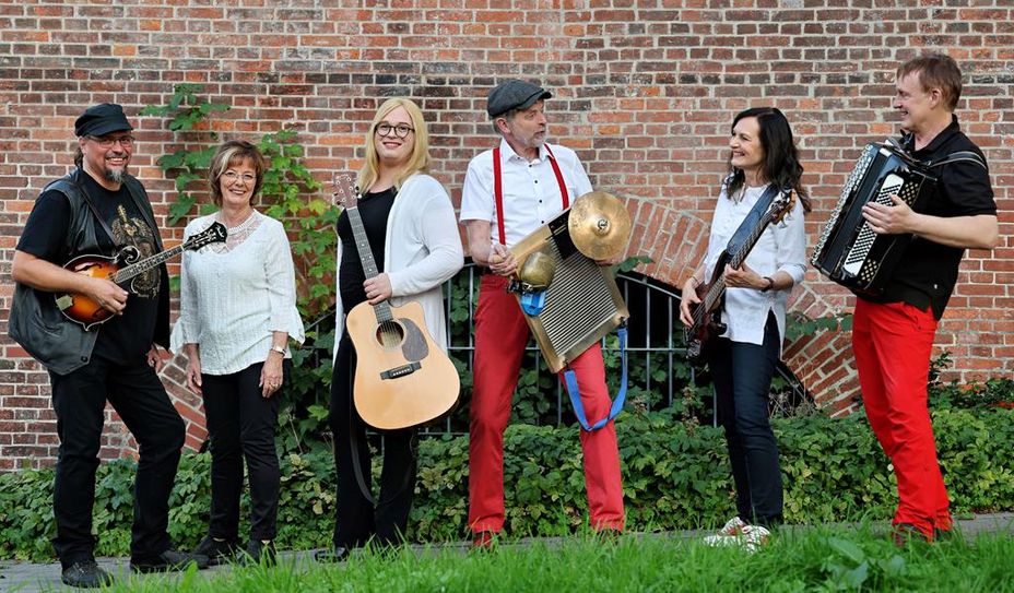 Mit ihrer außergewöhnlichen Performance und guter Laune reißen die Sundown-Skifflers das Publikum mit.