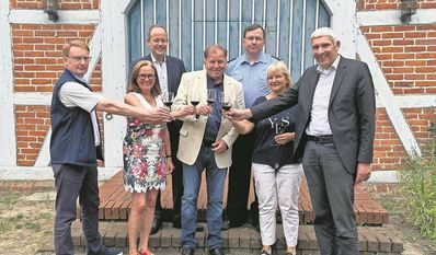 Freuen sich auf das Weinfest: Die Mitglieder der beiden Serviceclubs mit Bürgermeister und Schirmherr Torsten Rohde (rechts).