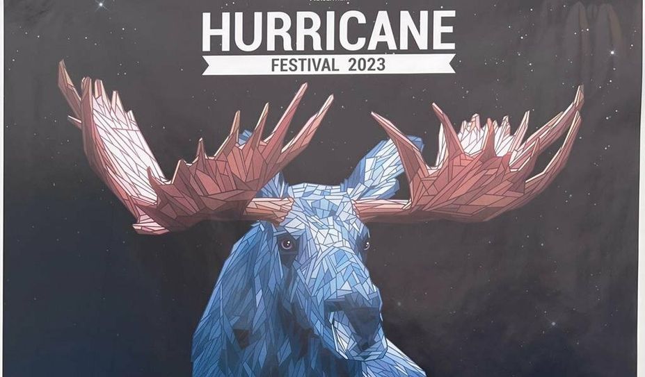 Der Moshpit bei BHZ, das Hurricane Poster und das Anzeiger-Team vor Ort: Patrick Viol und Mathilda Warnecke vor Dixiklos.