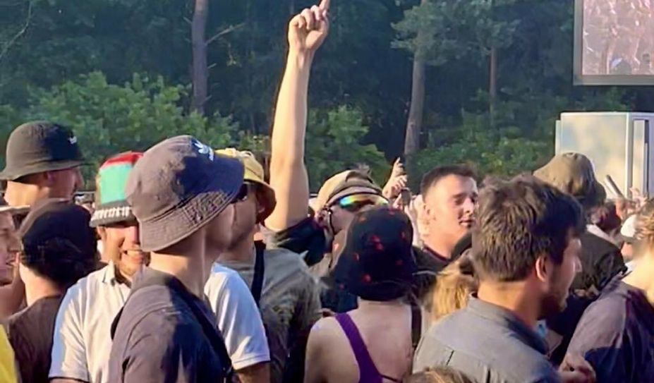 Der Moshpit bei BHZ, das Hurricane Poster und das Anzeiger-Team vor Ort: Patrick Viol und Mathilda Warnecke vor Dixiklos.