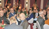 Landrat Marco Prietz (li.) verlieh das Bundesverdienstkreuz am Bande an einen seiner „allerbesten Freunde“, Frank Pingel.