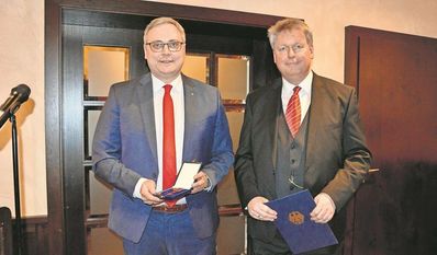 Landrat Marco Prietz (li.) verlieh das Bundesverdienstkreuz am Bande an einen seiner „allerbesten Freunde“, Frank Pingel.