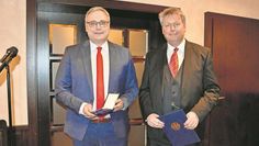 Landrat Marco Prietz (li.) verlieh das Bundesverdienstkreuz am Bande an einen seiner „allerbesten Freunde“, Frank Pingel.