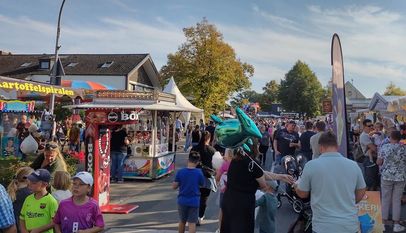 Auf der Bühne locken verschiedene Musik- und Showeinlagen in die Ortsmitte.