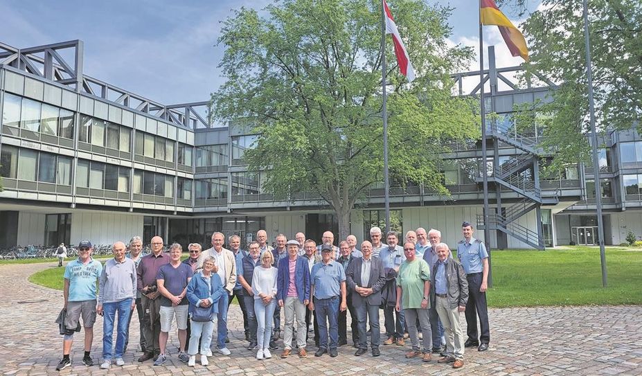 Elbe-Weser (eb). Hamburg spielt für die Ausbildung der militärischen Führungskräfte der Bundeswehr eine bedeutende Rolle. In der Hansestadt befindet sich nicht nur die Führungsakademie, sondern mit der Helmut-Schmidt-Universität auch eine von zwei Universitäten der deutschen Streitkräfte. Die Elbe-Weser-Sektion der Gesellschaft für Sicherheitspolitik (GSP) reiste mit Interessierten in die Lehranstalt, um sich ein Bild von ihr zu machen. Drei junge Offiziere führten die Gruppe über das Universitätsgelände und beantworteten Fragen. Zum Abschluss besuchten sie das privat betriebene Maritime Museum in der Speicherstadt.
