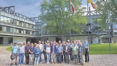 Elbe-Weser (eb). Hamburg spielt für die Ausbildung der militärischen Führungskräfte der Bundeswehr eine bedeutende Rolle. In der Hansestadt befindet sich nicht nur die Führungsakademie, sondern mit der Helmut-Schmidt-Universität auch eine von zwei Universitäten der deutschen Streitkräfte. Die Elbe-Weser-Sektion der Gesellschaft für Sicherheitspolitik (GSP) reiste mit Interessierten in die Lehranstalt, um sich ein Bild von ihr zu machen. Drei junge Offiziere führten die Gruppe über das Universitätsgelände und beantworteten Fragen. Zum Abschluss besuchten sie das privat betriebene Maritime Museum in der Speicherstadt.