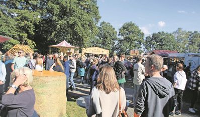 Auf dem Festplatz können sich die Besucher:innen an verschiedenen Buden und Ständen die Zeit vertreiben.