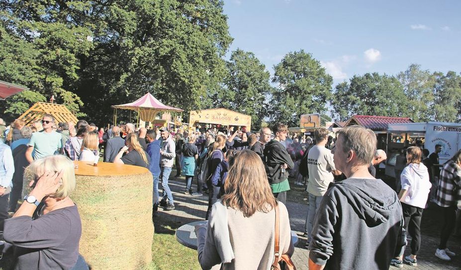Auf dem Festplatz können sich die Besucher:innen an verschiedenen Buden und Ständen die Zeit vertreiben.