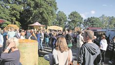 Auf dem Festplatz können sich die Besucher:innen an verschiedenen Buden und Ständen die Zeit vertreiben.