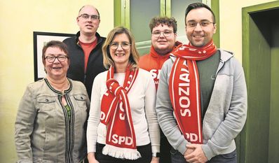 Frauke Langen (Bildmitte) mit ihren Kollegen aus der SPD.
