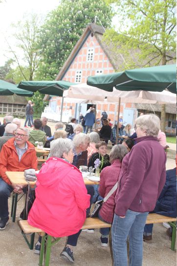 Unter freiem Himmel genossen die Besucher  den Tag bei und Kaffee, Kuchen und Klönschnack