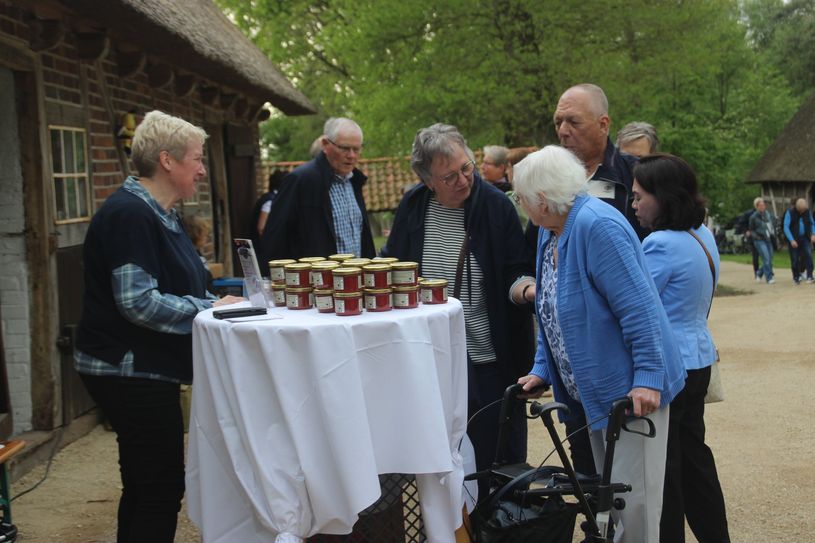 Selbst gemachte Marmeladen, Kekse und gebrannte Mandeln gab es an dem Stand von Nicole Böttcher aus Karlshöfen.