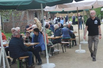 Unter freiem Himmel genossen die Besucher  den Tag bei und Kaffee, Kuchen und Klönschnack