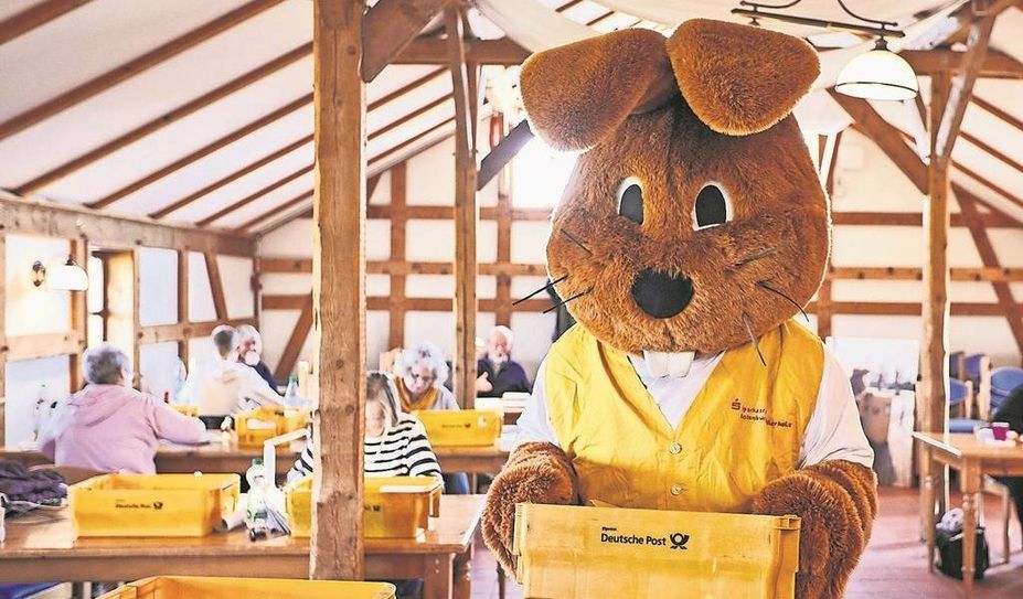 Der Hase Hanni freut sich schon jetzt, alle Briefe mit seinem Team zu beantworten.