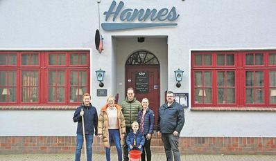 Ortsbürgermeister Dirk-Frederik Stelling (v.li.) und Friederike Dammann (Fahrschule Quell) laden nach dem Frühjahrsputz zum gemeinsamen Suppenessen ein. Reiner Heins (Club Tingo), Carl Harms, Kristin Harms (Ortsrat) und Torben Gliem (Heimatliche Vereinigung Steen Eek) freuen sich ebenfalls auf die Aufräumaktion.