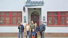 Ortsbürgermeister Dirk-Frederik Stelling (v.li.) und Friederike Dammann (Fahrschule Quell) laden nach dem Frühjahrsputz zum gemeinsamen Suppenessen ein. Reiner Heins (Club Tingo), Carl Harms, Kristin Harms (Ortsrat) und Torben Gliem (Heimatliche Vereinigung Steen Eek) freuen sich ebenfalls auf die Aufräumaktion.