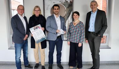 Wetteinlösung beim Bürgermeister: Stefan Tietjen (Leiter Fachbereich Wirtschaftsförderung), Anja Kalski, Bassam Kane (beide Wirtsachftstreff e.V.), Lotta Kohlmann (Diakonie)und Torsten Rohde (Bürgermeister).