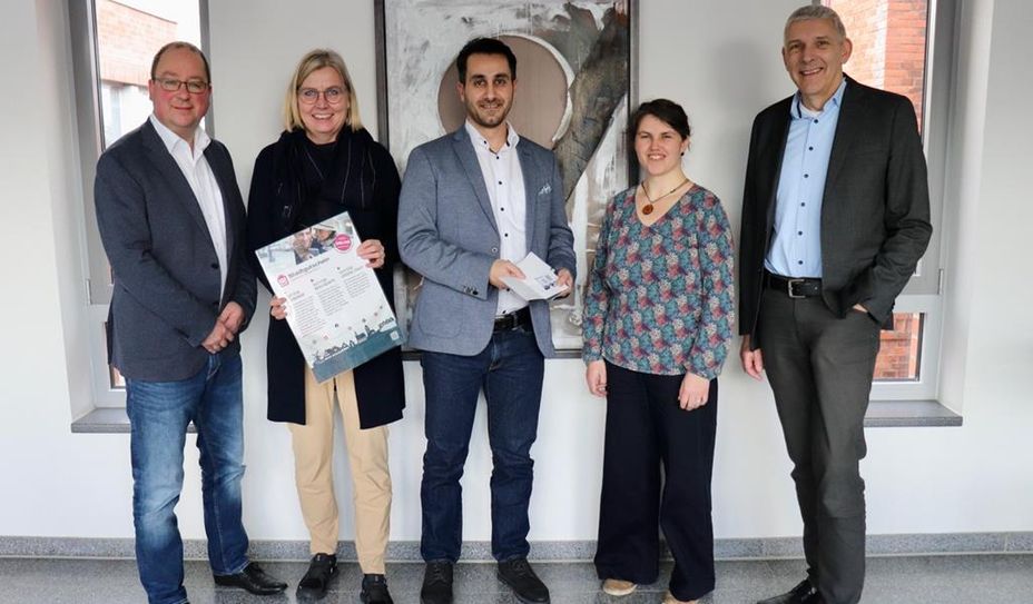 Wetteinlösung beim Bürgermeister: Stefan Tietjen (Leiter Fachbereich Wirtschaftsförderung), Anja Kalski, Bassam Kane (beide Wirtsachftstreff e.V.), Lotta Kohlmann (Diakonie)und Torsten Rohde (Bürgermeister).
