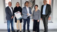 Wetteinlösung beim Bürgermeister: Stefan Tietjen (Leiter Fachbereich Wirtschaftsförderung), Anja Kalski, Bassam Kane (beide Wirtsachftstreff e.V.), Lotta Kohlmann (Diakonie)und Torsten Rohde (Bürgermeister).
