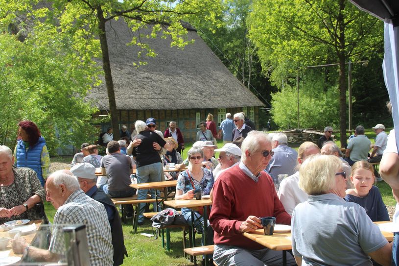 Gute Gespräche bei Kaiserwetter mit Kaffee und Butterkuchen