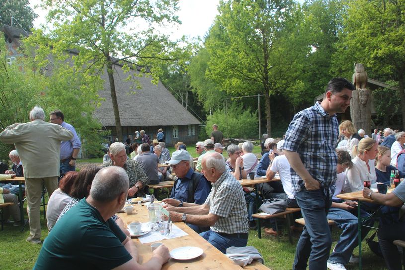 Kaum ein freier Platz für Kaffee und Butterkuchen auf dem Moorhof