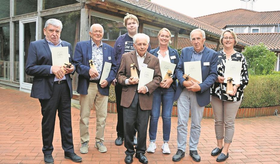 Präsentieren stolz ihre Auszeichnung: Die Empfänger der sieben „Goldenen Hechte“.