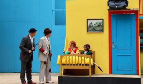 Das Gaunerduo Blom (Henrik Müller) und Donner Karlsson (Lena Springfeld) haben nichts Gutes im Sinn mit Pippi Langstrumpf (Greta Hasse) und Affe Herr Nilsson (Leni Schack).