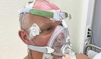 Unser Autor mit den Messgeräten am zweiten Tag im Schlaflabor. Wenn die Schlafmaske zuhause genutzt wird, ist der Oberkörper nicht verkabelt – es wird im täglichen Gebrach also lediglich die Maske genutzt.