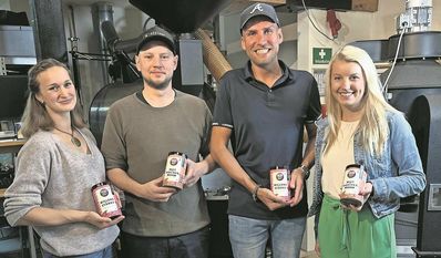 Von links: Lara Lütjen, Tobias Ehlen, Nils Glaubke und Sara Büther präsentieren die neuen Kaffeesorten „Mutmacher“ und „Willensstärke“.