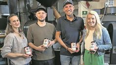 Von links: Lara Lütjen, Tobias Ehlen, Nils Glaubke und Sara Büther präsentieren die neuen Kaffeesorten „Mutmacher“ und „Willensstärke“.
