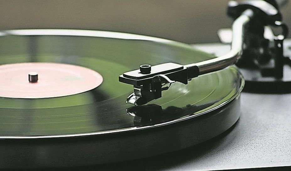Viele schätzen das altbekannte Knistern der Schallplatte, während man es sich auf dem Sofa bequem macht.