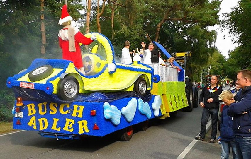 Während des Umzugs am Sonntag können wieder viele bunte Erntewagen bestaunt werden.