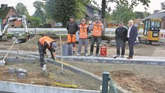 Schon vor zwei Jahren hoffte Bürgermeister Erich Gajdzik (rechts), dass sich alle Bürger:innen über die neue Straße freuen werden.