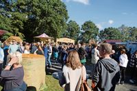 Auf dem Festplatz können sich die Besucher:innen an verschiedenen Buden und Ständen die Zeit vertreiben.