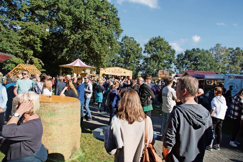 Auf dem Festplatz können sich die Besucher:innen an verschiedenen Buden und Ständen die Zeit vertreiben.