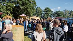 Auf dem Festplatz können sich die Besucher:innen an verschiedenen Buden und Ständen die Zeit vertreiben.