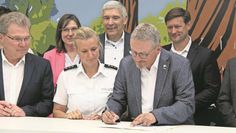 Landrat Bernd Lütjen (vorne rechts) unterzeichnet die Sicherheitspartnerschaft mit der Polizei im Namen des Landkreises. Die Bürgermeister:innen der Gemeinden folgten. Foto: jm