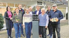 Sabine Schneider (vorne, 2. v. li.) und Barbara Illig (vorne, 3. v. li.) freuen sich mit Vertretenden der Stadt und von der B-G-S Paulsen über je 1.000 Euro für den Nachbarschaftsladen und die Krebsfürsorge.