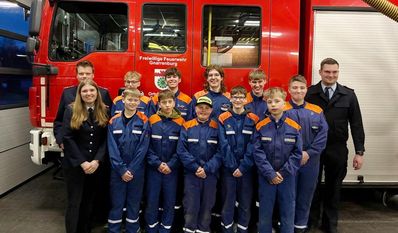 Die aktuelle Gruppe der Jugendfeuerwehr Gnarrenburg mit Jugendfeuerwehrwart Tobias Schijven (rechts) und seinen Stellvertretern Nico Sommer und Alessia Blanken.