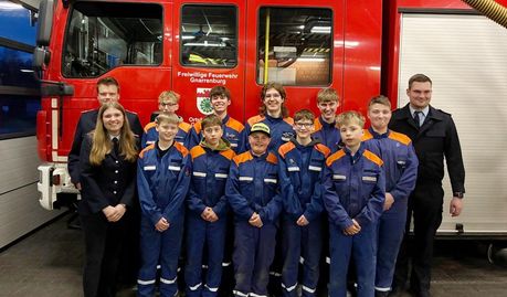 Die aktuelle Gruppe der Jugendfeuerwehr Gnarrenburg mit Jugendfeuerwehrwart Tobias Schijven (rechts) und seinen Stellvertretern Nico Sommer und Alessia Blanken.