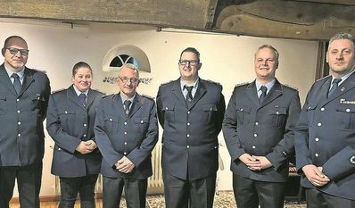 Kutenholz (eb). Die Feuerwehr Kutenholz hat im vergangenen Jahr insgesamt für Übungsdienste, Einsätze, Versammlungen, Lehrgänge, Ausbildung und Brandschutzerziehung 3.679,58  Stunden geleistet, hinzu kommen mehr als 1.000 Stunden im Bereich Jugendfeuerwehr. Auf dem Bild zu sehen sind Dietrich Pazer (neu ernannter FF-Mann), Helge Kroschewski (stellv Gemeindebrandmeister), Hanna Saare (neu ernannte FF-Frau), Olaf Wiemer (Hauptfeuerwehrmann), Florian Tiedemann (Oberfeuerwehrmann), Alexander Gosler (stellv. Ortsbrandmeister) und Danny Waltersdorf (Ortsbrandmeister). Nicht zu sehen sind die neuen Oberfeuerwehrmänner Christian Janssen und Lars Kuhlmann sowie Hauptfeuerwehrmann Andreas Appelt.