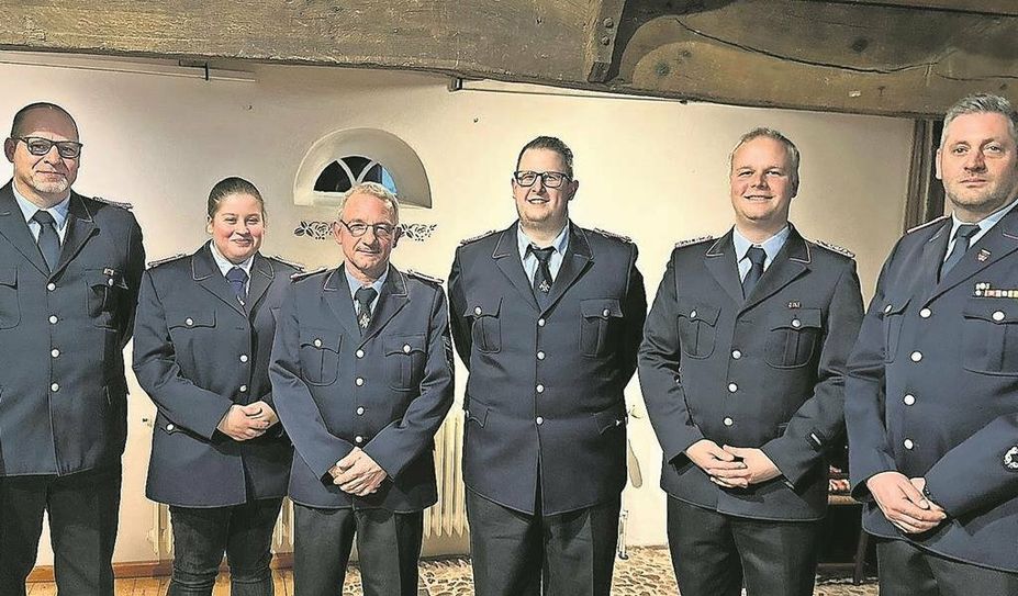 Kutenholz (eb). Die Feuerwehr Kutenholz hat im vergangenen Jahr insgesamt für Übungsdienste, Einsätze, Versammlungen, Lehrgänge, Ausbildung und Brandschutzerziehung 3.679,58  Stunden geleistet, hinzu kommen mehr als 1.000 Stunden im Bereich Jugendfeuerwehr. Auf dem Bild zu sehen sind Dietrich Pazer (neu ernannter FF-Mann), Helge Kroschewski (stellv Gemeindebrandmeister), Hanna Saare (neu ernannte FF-Frau), Olaf Wiemer (Hauptfeuerwehrmann), Florian Tiedemann (Oberfeuerwehrmann), Alexander Gosler (stellv. Ortsbrandmeister) und Danny Waltersdorf (Ortsbrandmeister). Nicht zu sehen sind die neuen Oberfeuerwehrmänner Christian Janssen und Lars Kuhlmann sowie Hauptfeuerwehrmann Andreas Appelt.