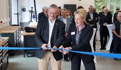 Eröffnungsband durchschnitten: Landrat Bernd Lütjen und Schulleiterin Daniela Thies.