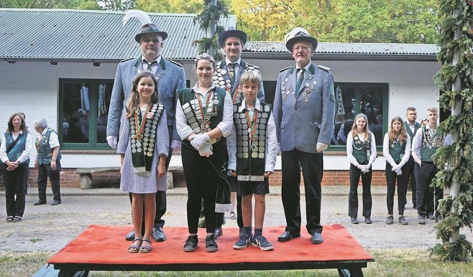 Die Schaffner Klaus Meyer (hinten links) und Horst Peters (hinten rechts) präsentieren neben dem Schützenkönig Johannes Ferdinand Daub auch Kinderkönigin Luisa Walter, Jugendkönigin Feline Borgardt und Kinderkönig Philipp Hertel.