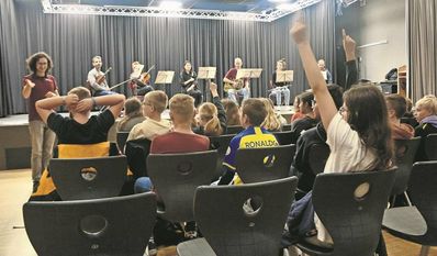 Der musikalische Workshop kam bei den Kindern der sechsten Klassen gut an.