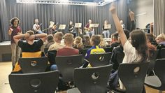 Der musikalische Workshop kam bei den Kindern der sechsten Klassen gut an.